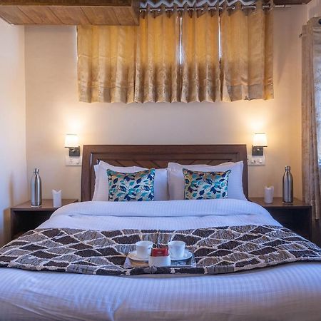 Stayvista At Cecil Cottages With Barbeque, Hill View Kasauli Exterior photo