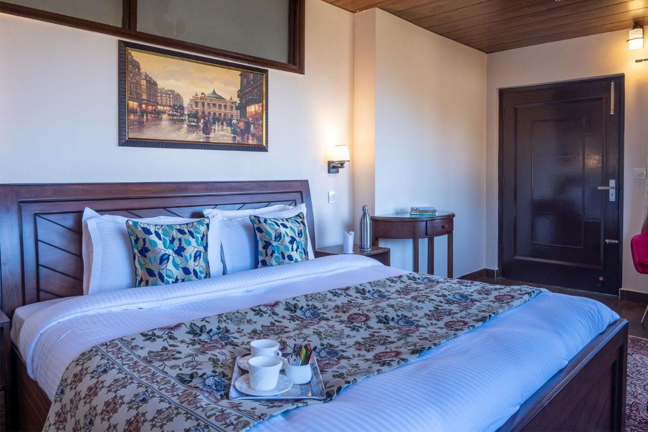 Stayvista At Cecil Cottages With Barbeque, Hill View Kasauli Exterior photo